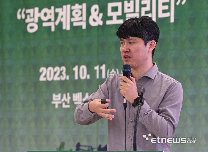 전자신문과 대한교통학회가 공동 주최한 2023 전자신문·대한교통학회 모빌리티 포럼이 11일 부산 벡스코에서 열렸다. 김정민 카카오모빌리티 AI연구개발팀 박사가 '모빌리티 혁신에 따른 미래 국토도시의 모습'에 대해 기조강연 하고 있다. 부산=박지호기자 jihopress@etnews.com