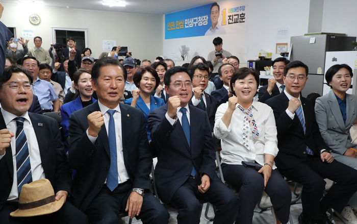 강서구청장 보궐선거일인 11일 오후 서울 강서구 마곡동 더불어민주당 진교훈 후보 캠프사무실에서 진 후보와 당직자들이 TV 개표 방송을 기다리고 있다. 연합뉴스