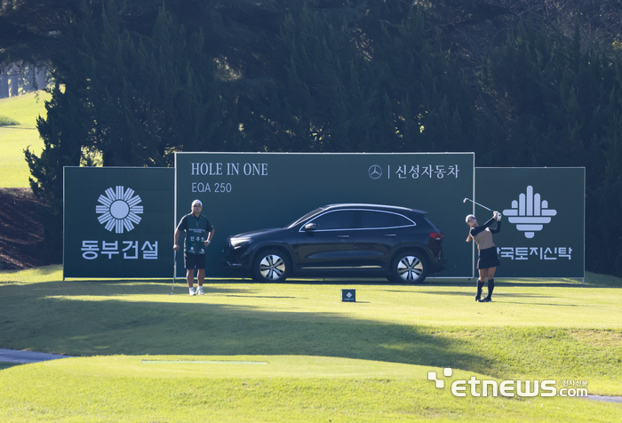 [포토] 홀인원을 노리며 티샷하는 인주연