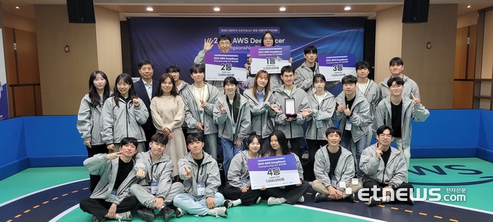 인천TP가 개최한 '제3회 AWS 딥레이서 경진대회'에서 입상한 참가팀이 기념촬영을 했다.