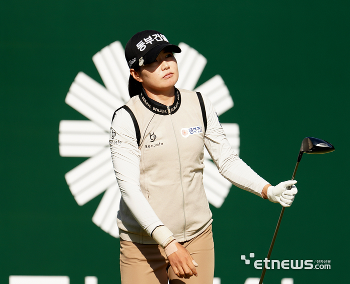 [포토] 장수연, 티샷 방향을 확인한다