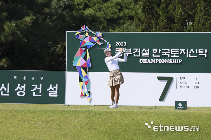 [포토] 박현경, 티샷 방향은 좋아요