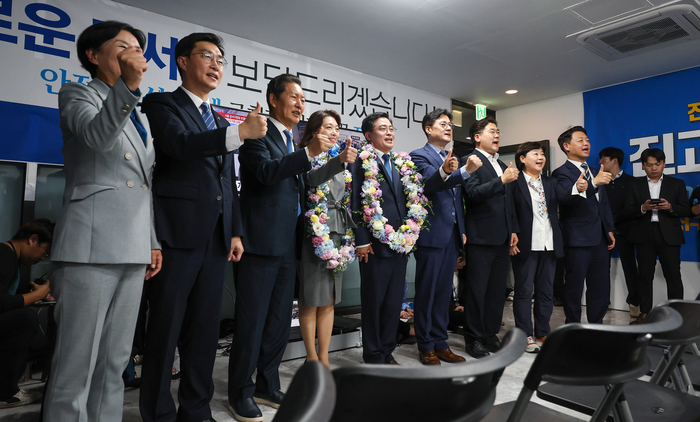 더불어민주당 진교훈 강서구청장 보궐선거 후보가 11일 오후 강서구 마곡동 캠프사무실에서 당선이 확실시 되자 꽃목걸이를 걸고 기뻐하고 있다. 연합뉴스