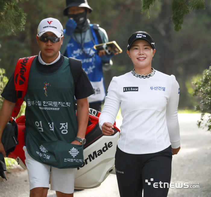 [포토] 다음 홀로 이동하는 임희정