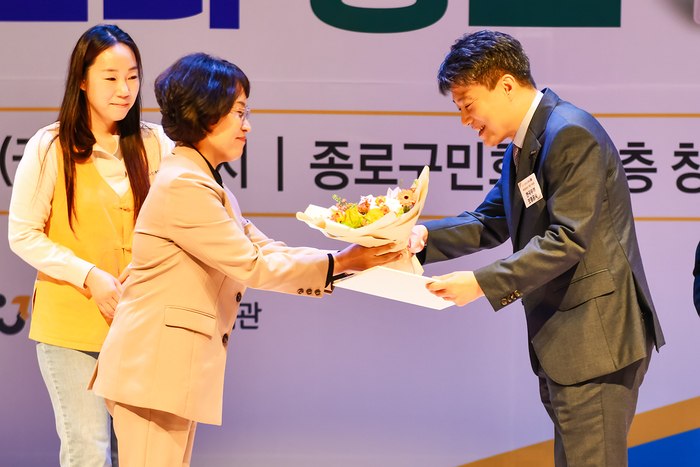 박진식 한국무역보험공사 혁신사업본부장(오른쪽)이 13일 서울 종로구민회관 에서 '2023년 슈퍼스타 종로' 에서 무보를 대표해 종로구청장상을 받았다.