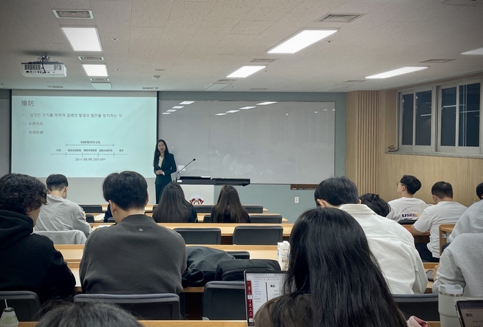 경희대 한약학과 학생들은 본초학, 생약학 등의 전공 과목을 이수하게 된다.