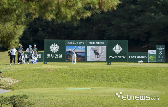 [포토] 김수지, 강한 힘을 실어 보내는 티샷