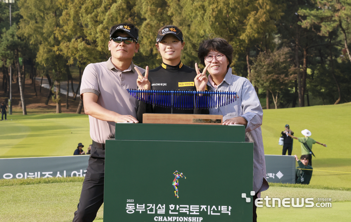 [포토] 부모님과 기념촬영하고 있는 방신실