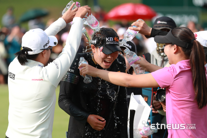 [포토] 방신실, 시원한 축하 물세례