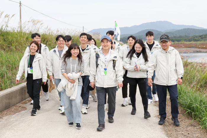 삼양홀딩스 김윤 회장(가운데)이 임직원들과 해리염전 둘레길 트레킹을 하고 있다.