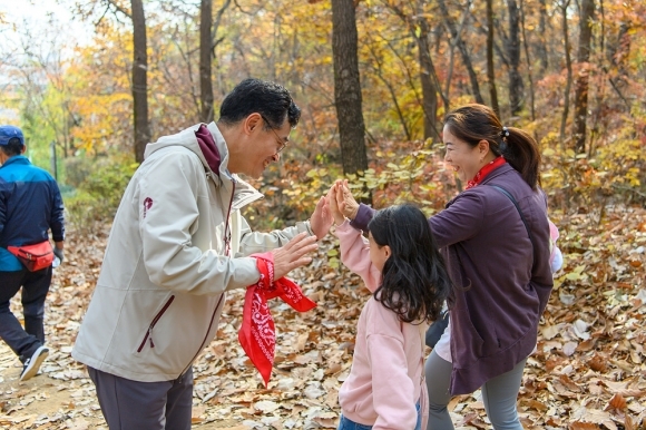 지난해 열린 양천가족 등산대회에서 이기재(왼쪽) 서울 양천구청장이 참가자들과 하이파이브를 하고 있다. 사진=양천구