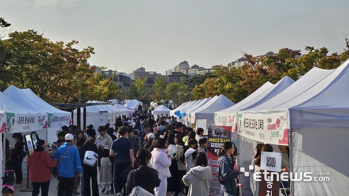 경기 김포시가 최근 김포한강공원에서 마련한 '김포시 평생학습박람회&도서관 책 축제'에 참여한 시민들이 축제를 즐기고 있다.