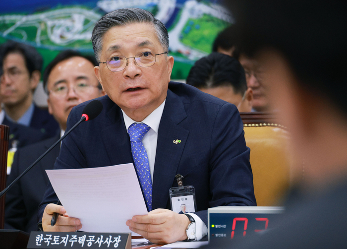 이한준 한국토지주택공사 사장이 16일 국회에서 열린 국토교통위원회 국정감사에서 의원 질의에 답하고 있다. 연합뉴스