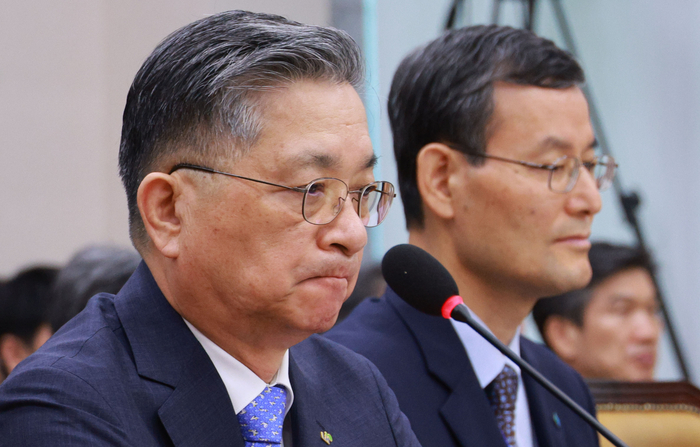 이한준 한국토지주택공사 사장이 16일 국회에서 열린 국토교통위원회 국정감사에서 생각에 잠겨있다. 연합뉴스