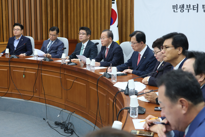 국민의힘 윤재옥 원내대표가 17일 국회에서 열린 국정감사대책회의에서 발언하고 있다. 연합뉴스