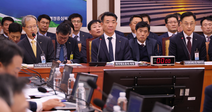 17일 국회 국토교통위원회 국정감사에서 김한영 국가철도공단 이사장(왼쪽부터), 한문희 한국철도공사 사장, 이종국 SR 대표이사가 질의를 듣고 있다. 연합뉴스