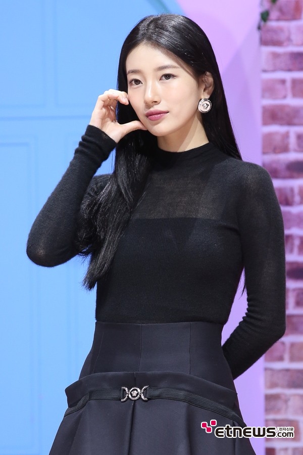 [포토] 수지, '냉미녀 모드로 하트'