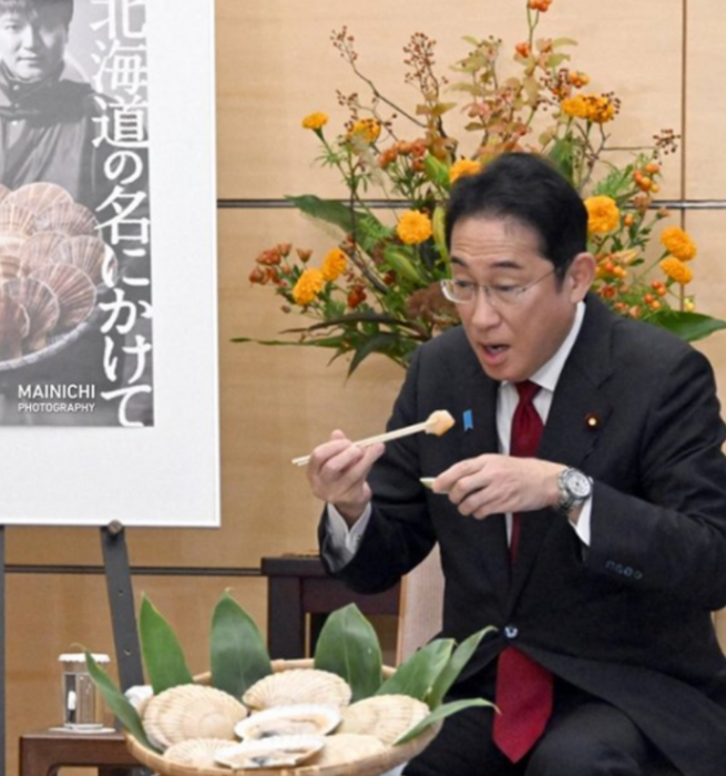 기시다 후미오 일본 총리가 다시 한 번 '수산물 먹방'에 나섰다. 사진=트위터あお２代目