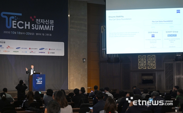 '전자신문 TECH SUMMIT'이 18일 서울 서초구 양재동 엘타워에서 전자신문 주최로 열렸다. 이성우 자이스 상무가 '결함 없는 EUV 마스크를 가능하게 하는 자이스 기술'을 주제로 발표하고 있다. 김민수기자 mskim@etnews.com