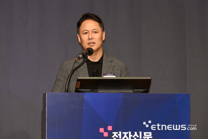 '전자신문 TECH SUMMIT'이 18일 서울 서초구 양재동 엘타워에서 전자신문 주최로 열렸다. 박광선 어플라이드 머티어리얼즈 대표가 '넷제로로 가는 협업 경로'를 주제로 발표하고 있다. 김민수기자 mskim@etnews.com