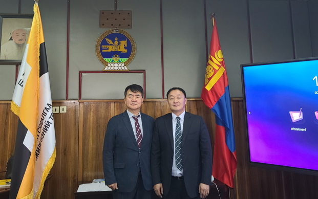 전호석 지질연 박사(왼쪽)가 13일 울란바토르 몽골지질조사소에서 문카바타르 소장과 기념촬영을 하고 있다.