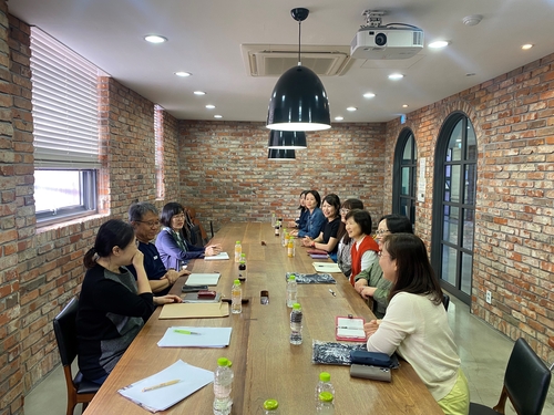 경희사이버대학교 한국어센터는 지난 10일 아카피스관 1층 회의실에서 일본 'NPO 법인 일한문화교류회 안녕! 한국어학당' 회원들과 간담회를 열었다. 사진=경희사이버대학교.