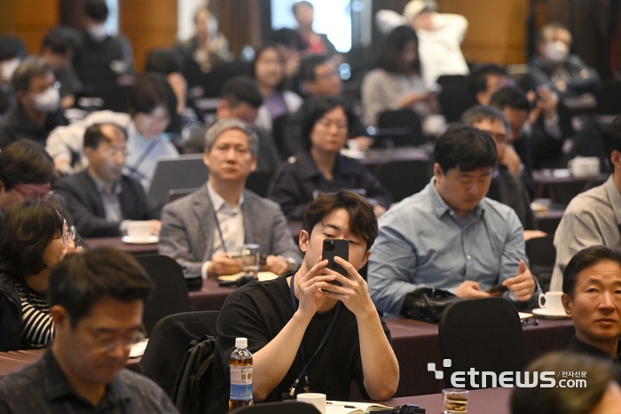 '전자신문 TECH SUMMIT'이 18일 서울 서초구 양재동 엘타워에서 전자신문 주최로 열렸다. 청중들의 강연자의 발표를 경청하고 있다. 김민수기자 mskim@etnews.com