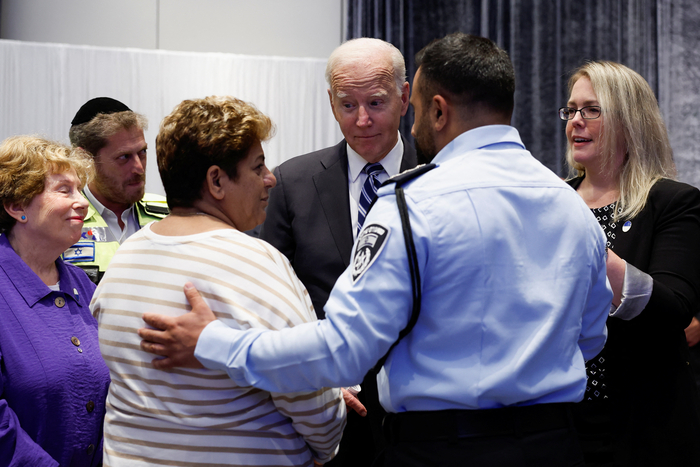 18일(현지시간) 이스라엘 텔아비브에 도착한 조 바이든 미국 대통령이 팔레스타인 하마스 공격에 직접적인 영향을 받은 이스라엘 국민들과 만나고 있다. 줄무늬 옷을 입은 여성이 레이첼 에드리. 사진=로이터 연합뉴스