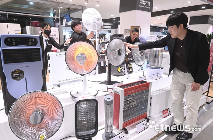 주말 기온 뚝...추워지는 날씨 난방가전 보는 소비자들