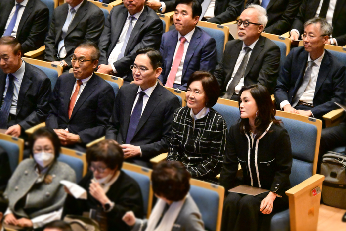 이재용 삼성전자 회장과 홍라희 전 리움미술관장, 이서현 삼성복지재단 이사장이 故 이건희 선대회장 3주기 추모 음악회를 관람하고 있다.