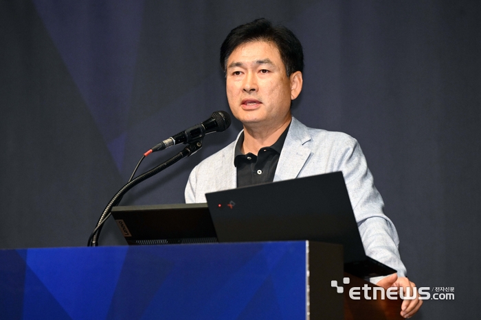 '전자신문 TECH SUMMIT' 2일차 행사가 19일 서울 서초구 양재동 엘타워에서 전자신문 주최로 열렸다. 문기일 SK하이닉스 PKG기술담당 부사장이 '고대역폭 메모리용 패키지 상호접촉 기술'을 주제로 발표하고 있다.
 김민수기자 mskim@etnews.com