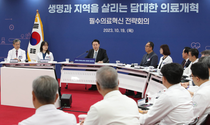 윤석열 대통령이 19일 충북대학교 개신문화관에서 '생명과 지역을 살리는 필수의료혁신 전략회의'를 주재하고 있다. (사진=대통령실통신사진기자단)