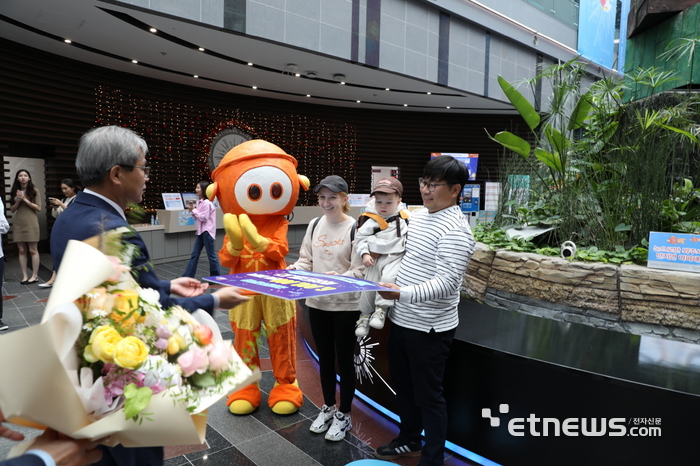 전태호 국립광주과학관장직무대리(왼쪽)가 600만 번째 관람객에게 선물을 전달하고 있다.