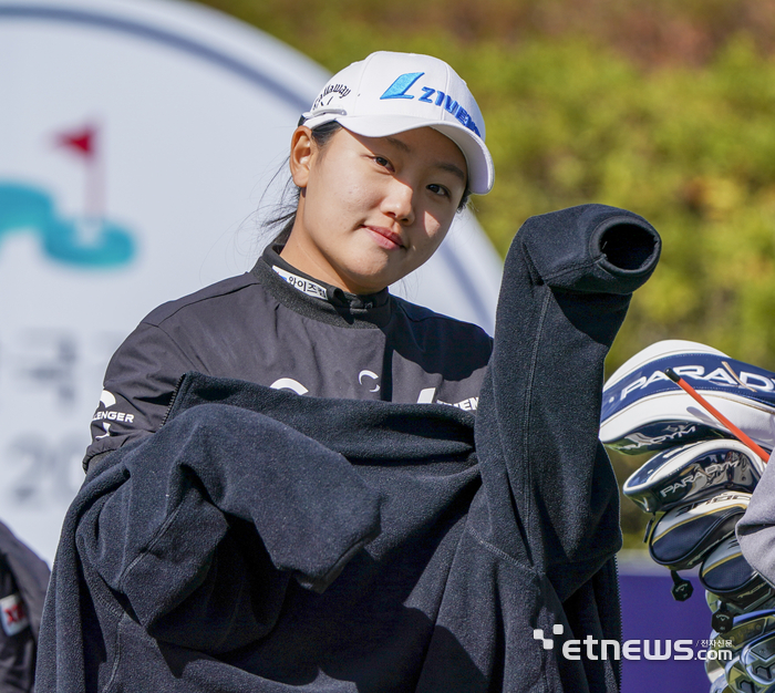 [포토] 조혜림, 추워서 손을 들어 인사