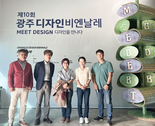 지난 11일 문화예술경영학과 전한호, 강윤주 교수는 광주 디자인비엔날레장에서 전시 관람을 겸한 '찾아가는 간담회, 교수가 간다.'를 학부 및 대학원생들과 진행했다. 사진=경희사이버대학교.