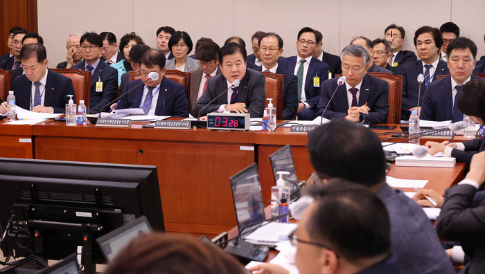 20일 국회 산업통상자원중소벤처기업위원회 국정감사에서 강석진 중소벤처기업진흥공단 이사장 등이 출석했다. 연합뉴스.