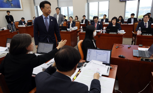 20일 오후 국회 교육위원회 국정감사에서 국민의힘 조경태 의원의 질의 때 여야 의원 설전으로 정회됐다.