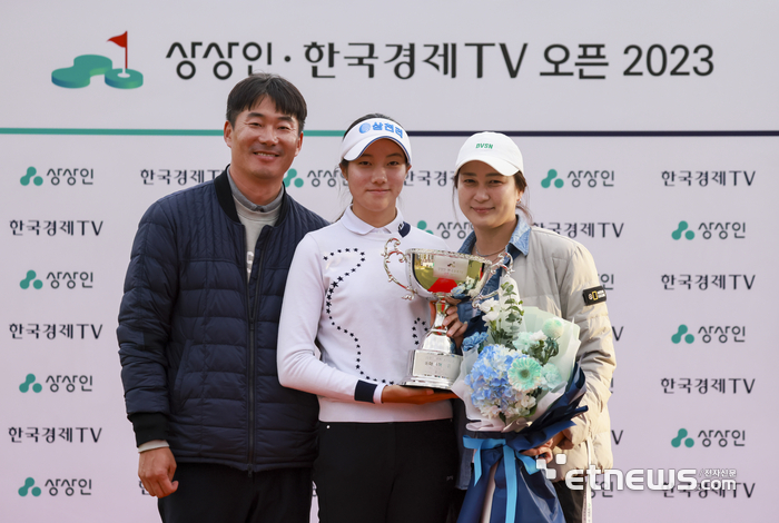 [포토] 양윤서, 가족과 아마추어 1위 기념 촬영