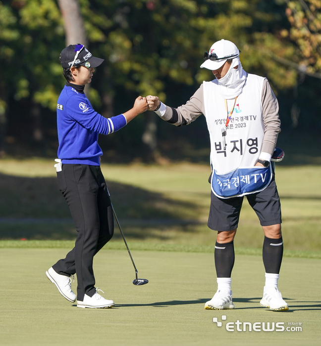 [포토] 먼 거리 버디퍼트 성공하는 박지영