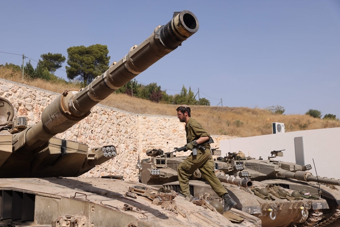 22일(현지시간) 이스라엘 군인이 레바논 국경에서 탱크 위를 지나다니고 있다. 기사와 직접적 연관 없음. 사진=AFP 연합뉴스