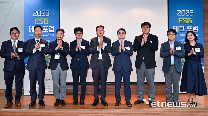 2023 ESG 테크포럼이 전자신문과 법무법인 원 주관으로 23일 서울 강남구 섬유센터에서 열렸다. 왼쪽부터 오지헌 법무법인 원 변호사, 이준희 전자신문 기자, 최정수 한국통계정보원장, 장기복 환경부 녹색전환정책관, 강병준 전자신문 대표, 윤기원 법무법인 원 대표변호사, 안건형 경기대 교수, 안상전 에코아이 상무, 이영주 법무법인 원 변호사.이동근기자 foto@etnews.com