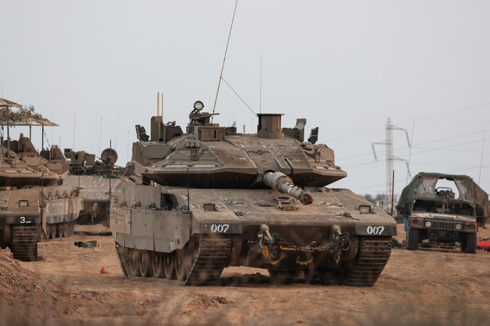 22일(현지시간) 가자지구 국경 근처에 있는 이스라엘 탱크와 전차. 사진=로이터 연합뉴스