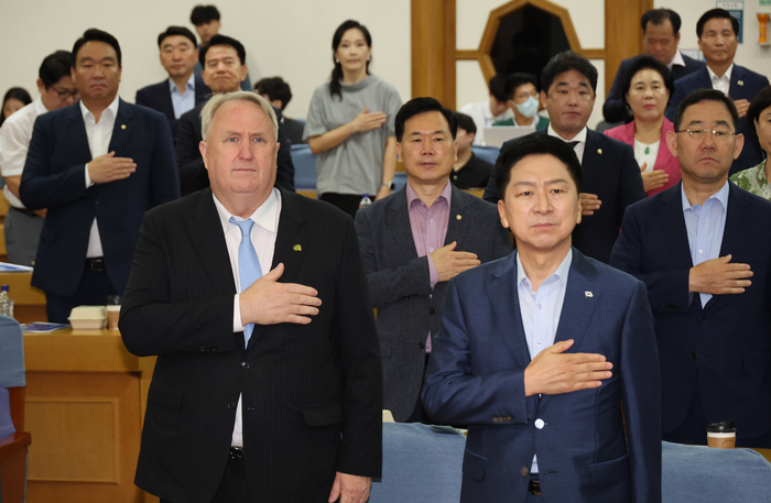 국민의힘 혁신위원장에 인요한(64) 연세대 의대 교수가 내정됐다. 국민의힘은 23일 오전 최고위원회의를 열어 인 교수의 혁신위원장 임명안을 심의해 의결할 예정이다. 혁신위원장 인선은 김기현 대표가 10·11 서울 강서구청장 보궐선거 패배 이튿날 당 쇄신기구 출범을 예고한 지 열하루 만에 이뤄졌다. 19세기 미국에서 온 선교사 유진 벨 씨의 증손자인 인 교수는 2012년 대한민국에 기여한 공로를 인정받아 특별귀화 1호의 주인공이 됐다. 지난 8월 국회에서 열린 국민의힘 공부모임 '국민공감' 행사에서 인요한 연세대 의대 교수와 김기현 대표가 국민의례를 하고 있다. 연합뉴스