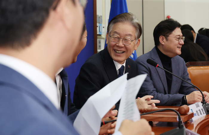 더불어민주당 이재명 대표가 23일 국회에서 열린 최고위원회의에서 지도부와 대화하고 있다. 연합뉴스