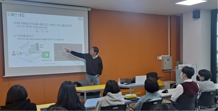 정희영 한국전자통신연구원 책임연구원이 대전 장대중학교에서 특강을 진행하고 있다.