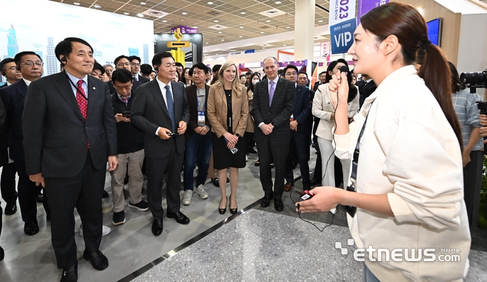 한국판 소비자가전전시회(CES)인 2023 한국전자전이 산업통상자원부 주최, 한국전자정보통신산업진흥회(KEA) 주관으로 24일 서울 강남구 코엑스에서 열렸다. 장영진 산업부 1차관(앞줄 왼쪽부터), 한종희 KEA 회장, 킨지 파브리치오 미국소비자기협회(CTA) 부사장, 게리 샤피로 CTA 사장이 전시장을 둘러보고 있다.이동근기자 foto@etnews.com