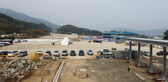 24일 오전 경기도 양평군 중부내륙선 남한강 휴게소 공사 현장에서 더불어민주당 국토교통위원회 국회의원 현장 방문 및 기자회견이 진행되고 있다. 연합뉴스