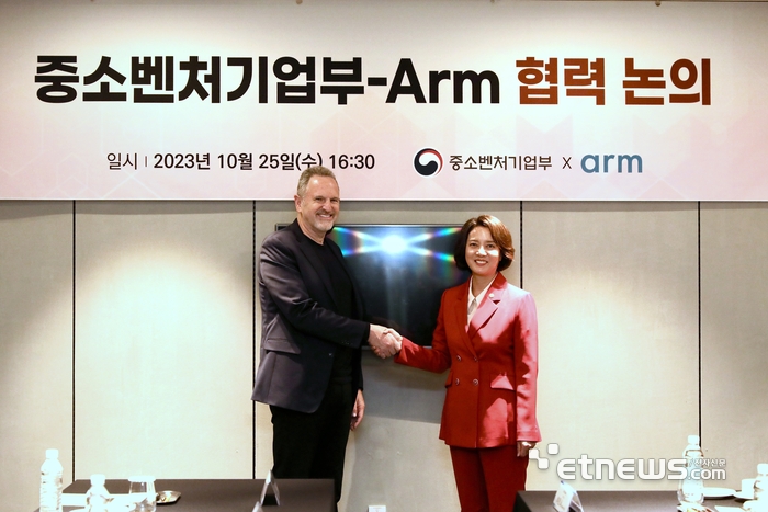 이영 중소벤처기업부 장관이 25일 서울 여의도 글래드호텔에서 르네 하스(Rene Haas) Arm 대표를 만나 기념 촬영을 하고 있다.