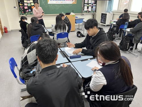 [꿈을 향한 교육]전자신문, 경기경영고 '2023년 취업역량강화' 교육 실시