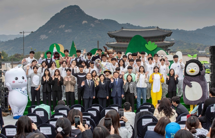 24일 오후 서울 광화문광장에서 열린 '지구하다 페스티벌' 개막식에서 한화진 환경부장관(앞줄 왼쪽 두번째), 편정범 교보생명 대표이사 사장(앞줄 오른쪽 두번째)과 미래세대 환경 팀스피치 공연팀들이 기념촬영을 하고 있다.